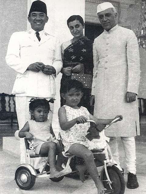 Sukarno_with_children_and_Nehru.jpg/220px-Sukarno_with_children_and_Nehru.jpg